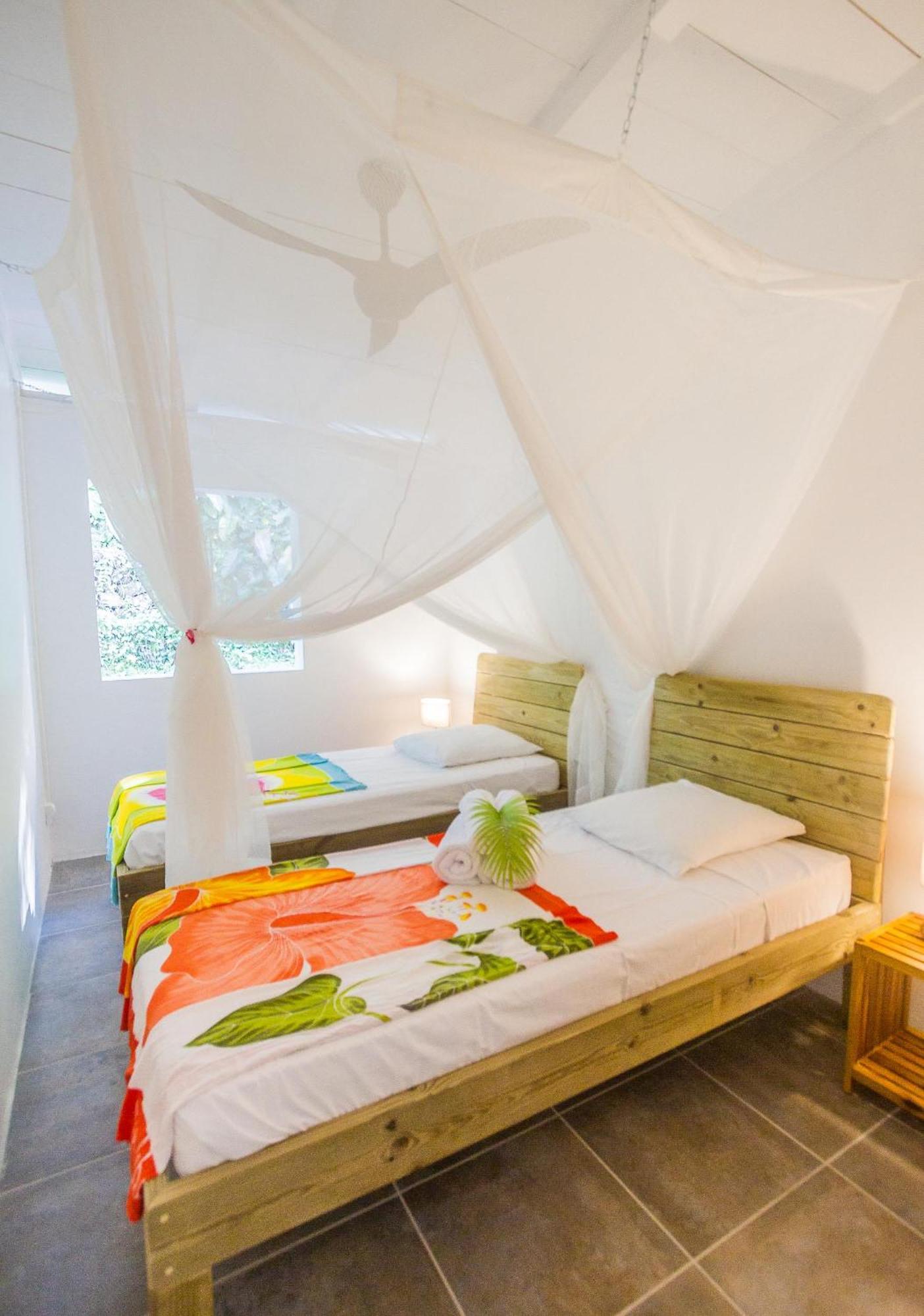 Ecolodges Karet Deshaies Esterno foto