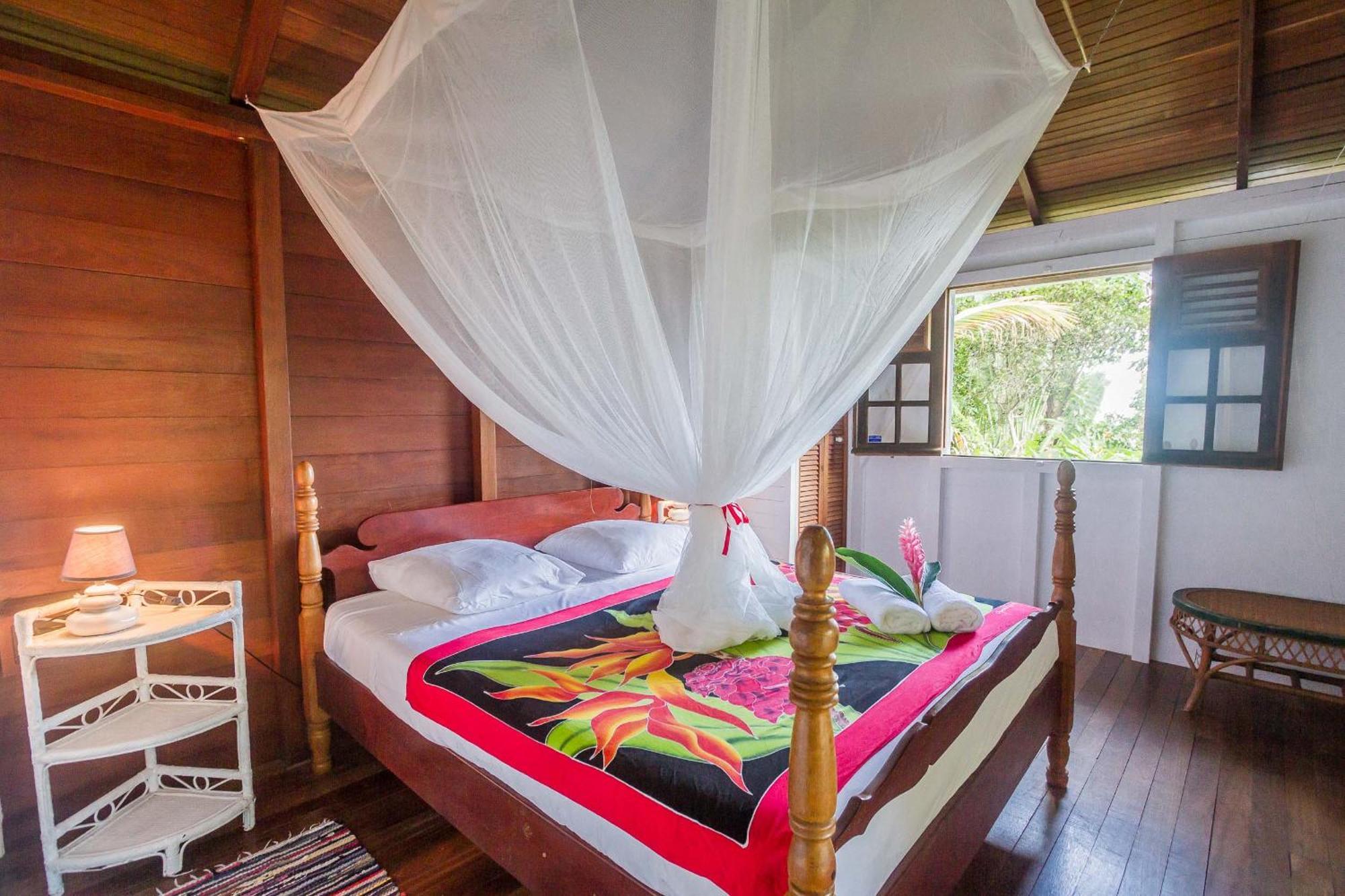 Ecolodges Karet Deshaies Esterno foto